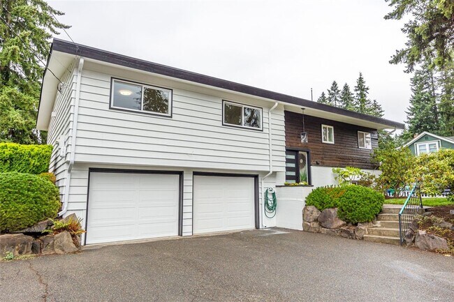 Building Photo - Beautiful 5 Bed 3 Bath Split-level New Rem...