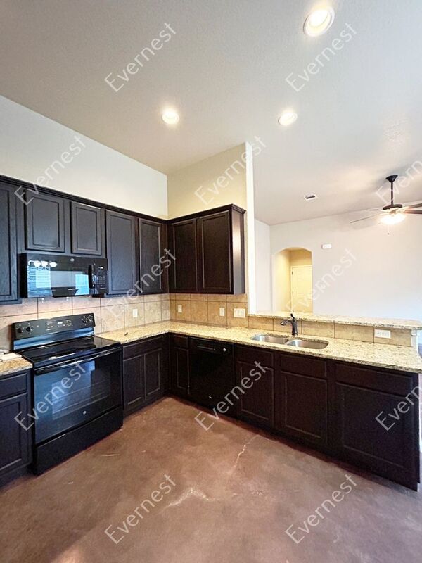Building Photo - 2571 Pahmeyer Rd