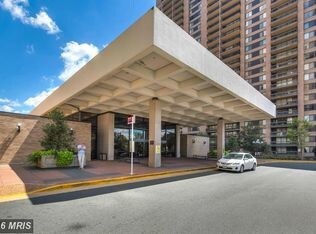 Entrada principal - 3705 S George Mason Dr