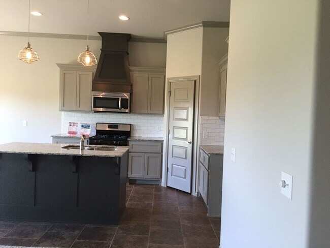 Foto del edificio - 3 Bed | 2 Bath Home - Deer Creek Schools - Storm Shelter - Rockwell Village Addition