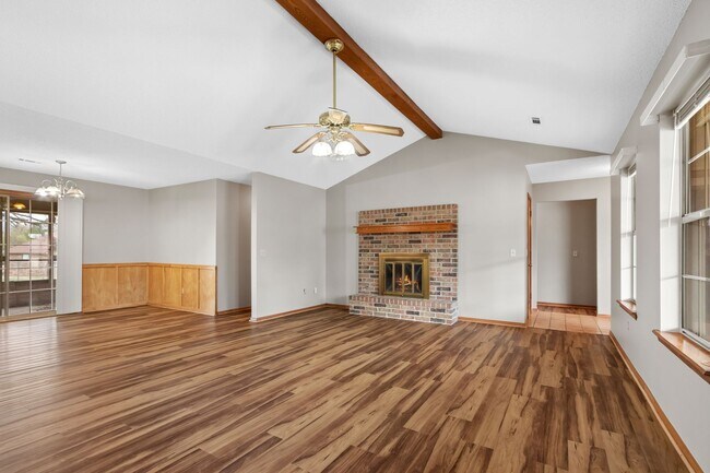 Building Photo - 1902 Oriole St