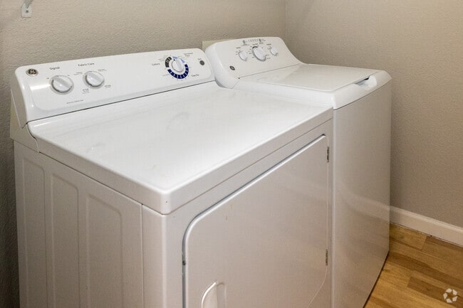 2BR, 2BA - 1138SF - In Unit Washer & Dryer - Retreat at City Center