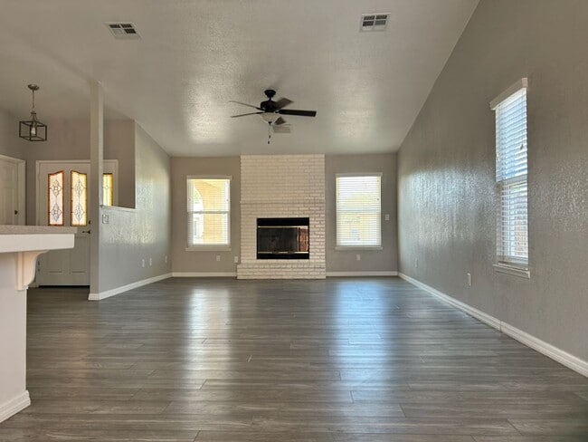 Building Photo - Please call Vaughn Realty, 760-446-6561 to...
