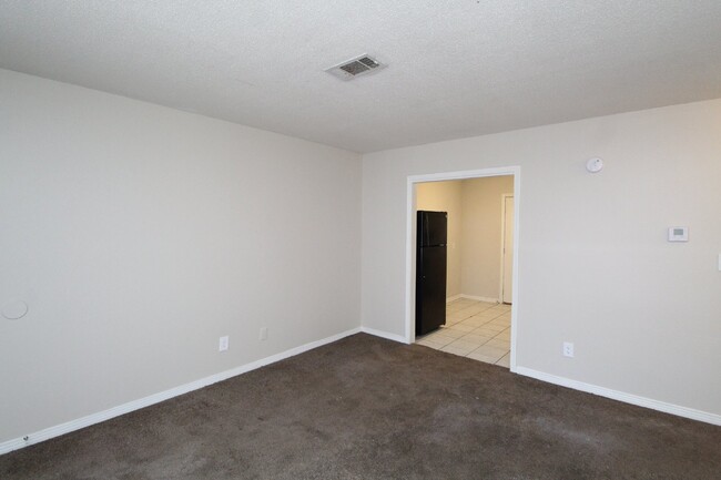 Building Photo - Pet-Friendly 2-Bedroom Duplex with Washer/...