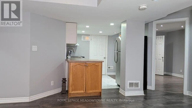 Building Photo - 259 Queen Mary Dr