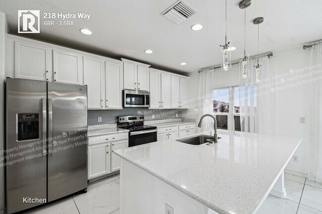 Building Photo - Spacious 6-Bedroom Home with Fenced Backya...