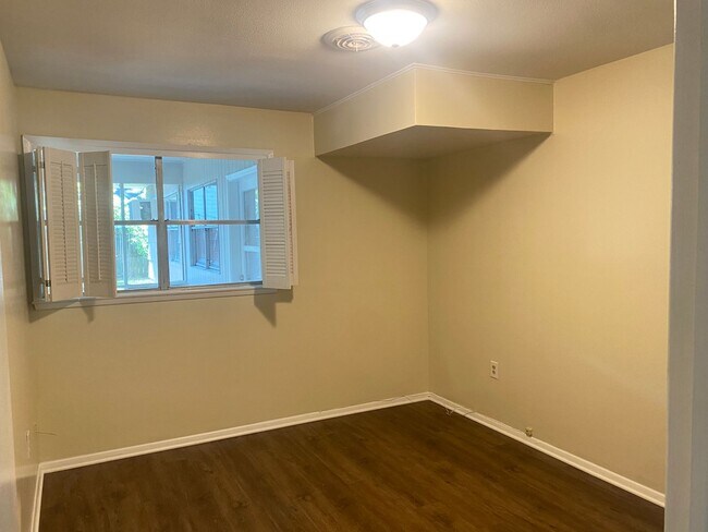 Building Photo - Renovated 3BD 1.5BA House Westdale Terrace...