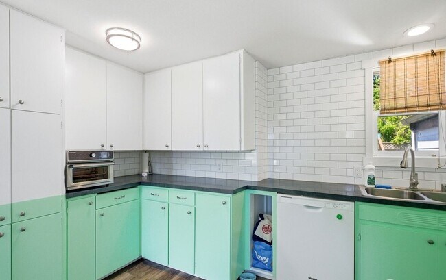 Foto del edificio - 3917 Grove Rd NW