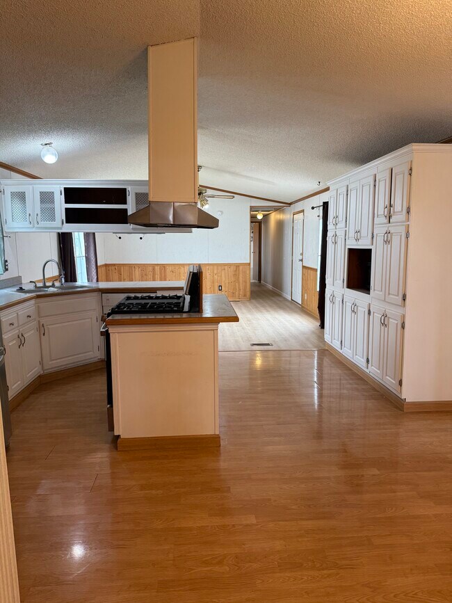 cocina - 954 N McCue St