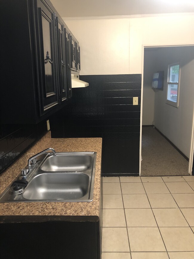 Kitchen - 1550 Wesleyan Rd