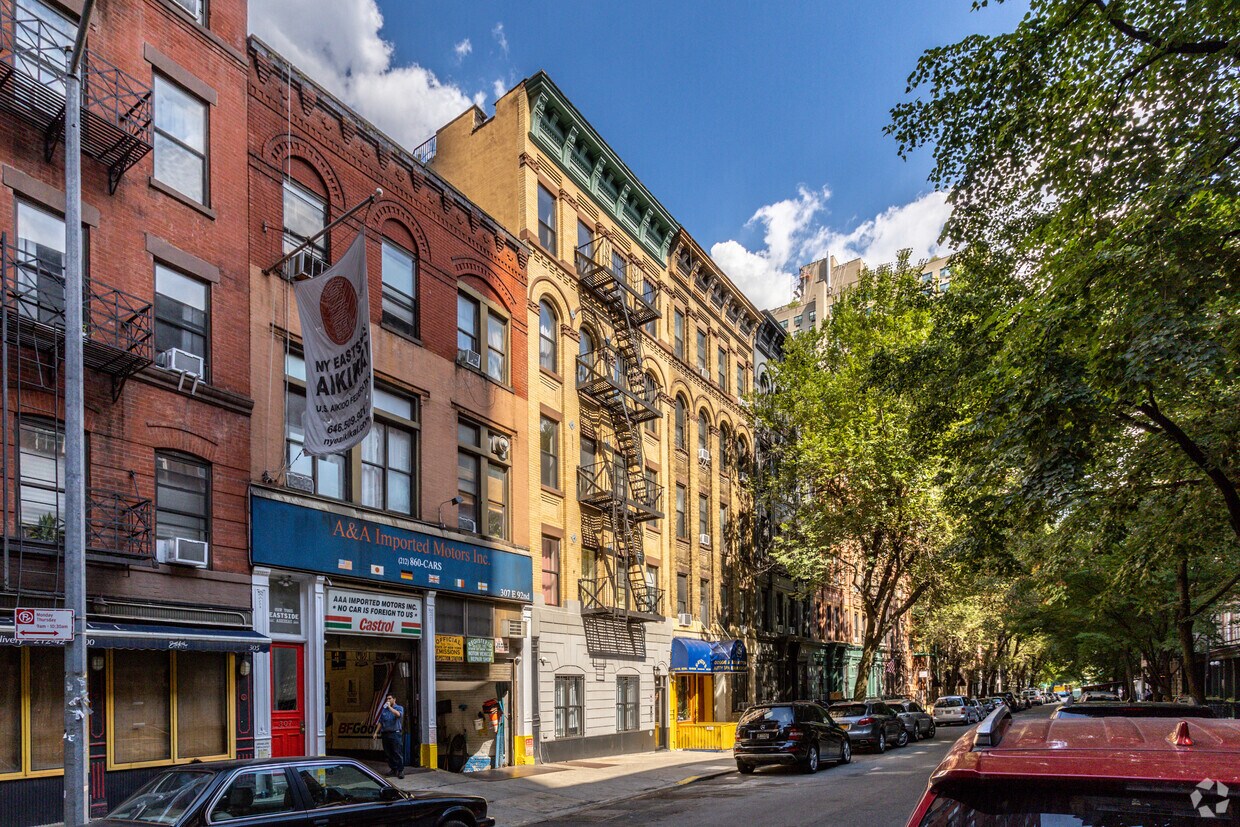 Primary Photo - 309 E 92nd St