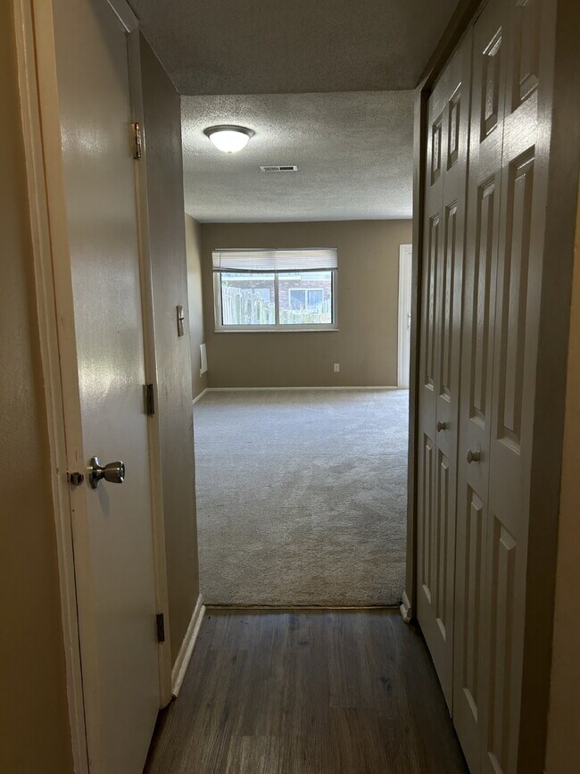 Building Photo - Charming 2-Bed Condo Retreat with 1.5 Baths in Prime Greenwood Location – 1088 Sq Ft of Comfort!