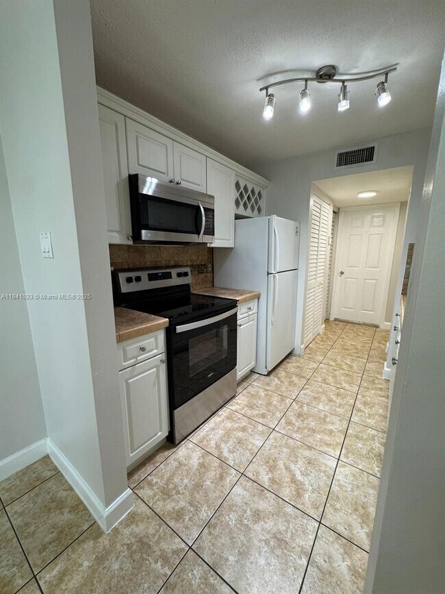 Building Photo - 10410 SW 157th Ct