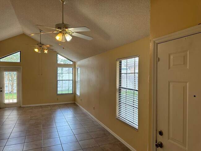 Foto del edificio - 9869 Aloma Bend Ln