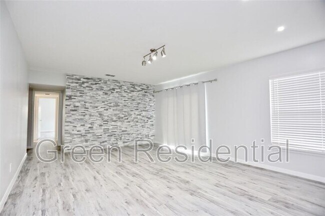 Building Photo - 2824 Briarhurst Dr