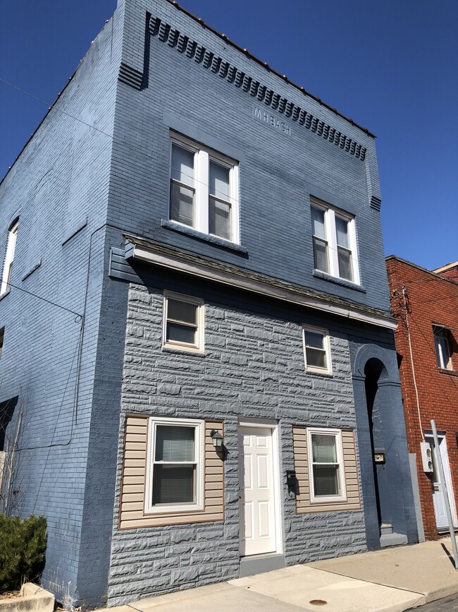 Building Photo - 338 1st St