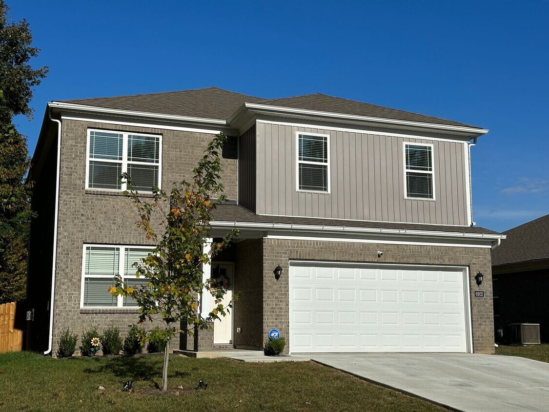 Foto principal - BEAUTIFUL LARGE 4 BEDROOM 2.5 BATH HOME