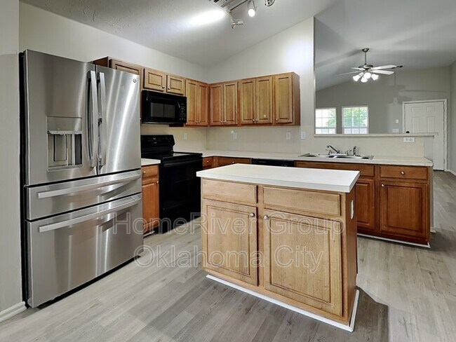Building Photo - 2401 Poppy Ln