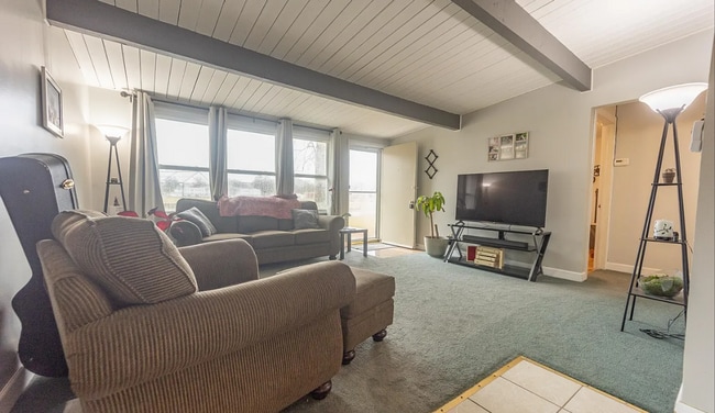 Building Photo - Don't miss out on calling this property your new home!