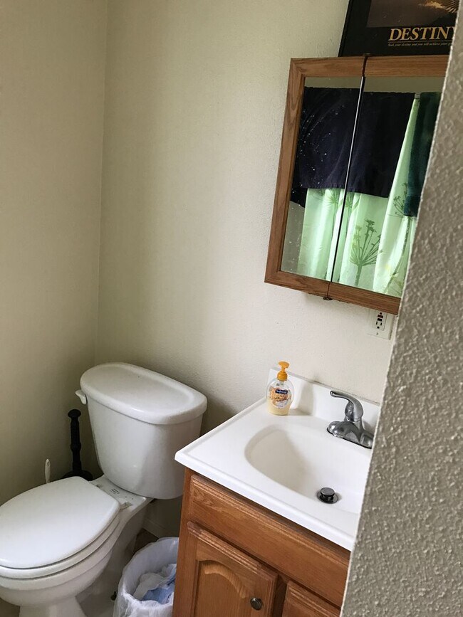 Foto del edificio - *DEPOSIT PENDING* 4 Bedroom 3 Bathroom House w/ Enclosed Yard!