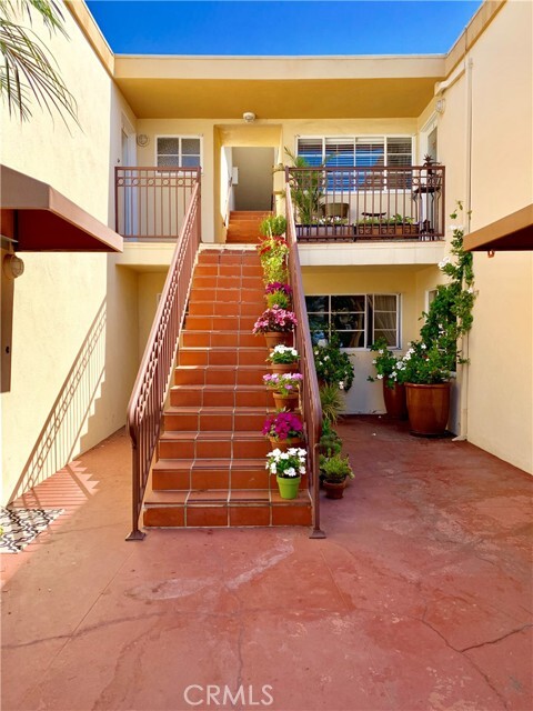 Primary Photo - 970 Glenneyre St