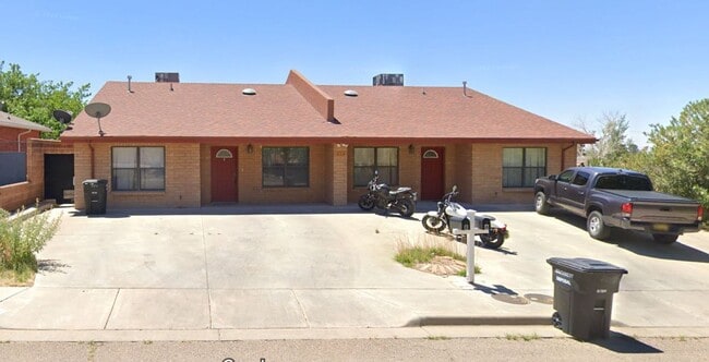 Building Photo - 2100 Hickory Dr