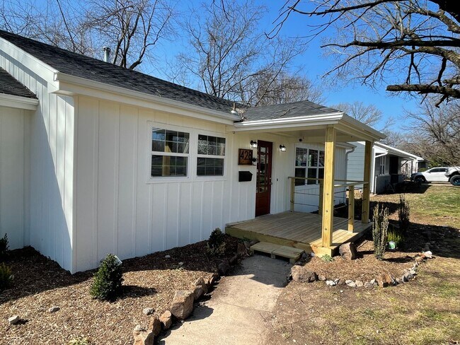 Building Photo - GORGEOUS 4 BEDROOM HOME