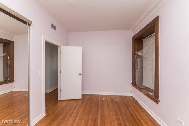 Building Photo - 559 W Surf St