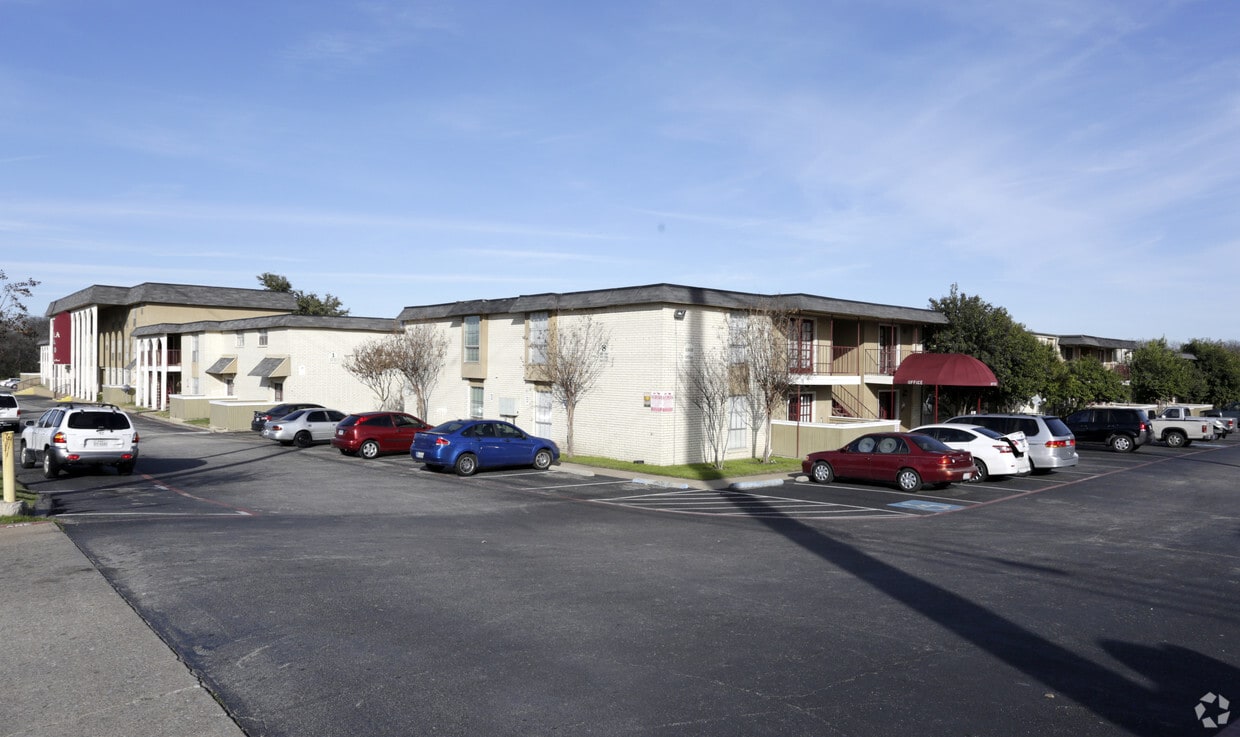 Villa Del Rio 1302 N Shiloh Rd Garland, TX Apartments for Rent in