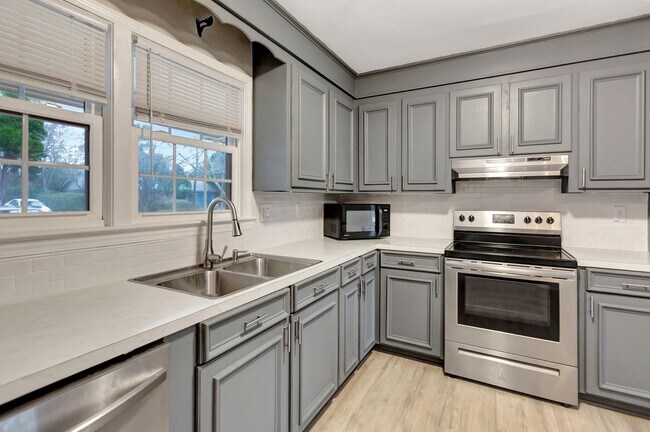Foto del edificio - Charming 3-bed, 2-bath home with a spaciou...