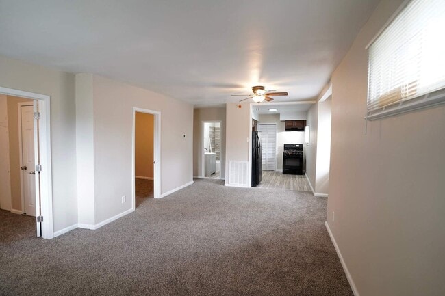 Building Photo - This beautifully updated 3-bedroom, 1-bath...