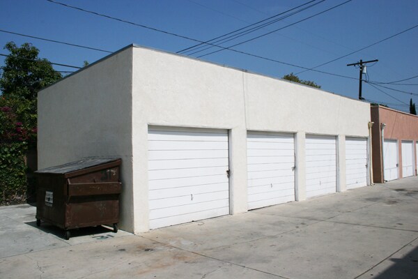 Garaje para un automóvil - 5448 Kinston Ave