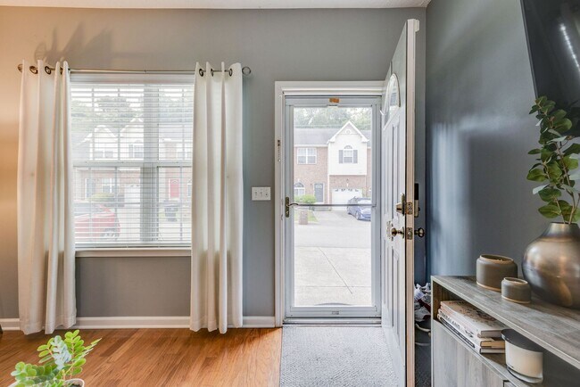 Foto del edificio - 2 BEDROOM 2 BATH TOWNHOME CLOSE TO DOWNTOWN