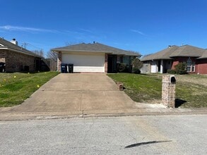 Building Photo - MAY PRE-LEASE!!!!  Adorable 3 Bedroom Home...