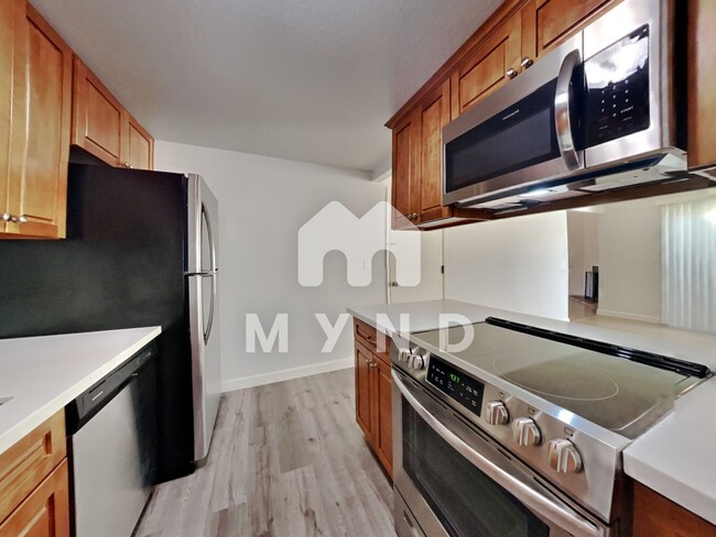 Foto del edificio - 7041 Greenback Ln Apt C