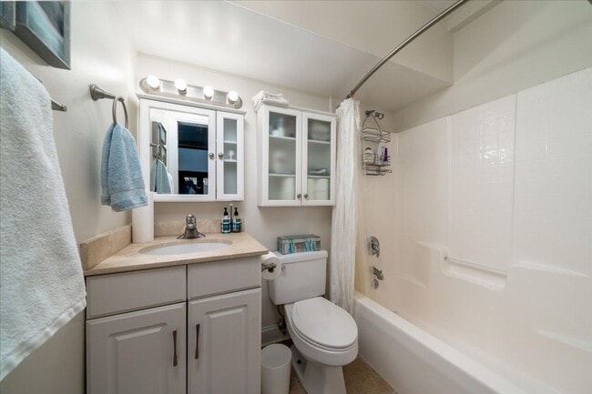 Building Photo - Fully Furnished Downtown Rental Available June 1st!!!
