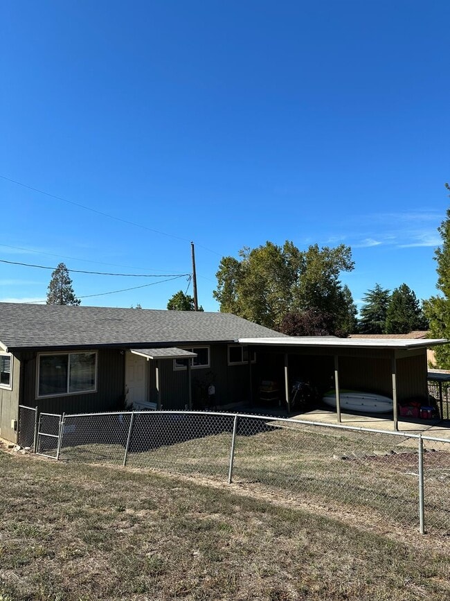 Building Photo - 1068 W Pilger St