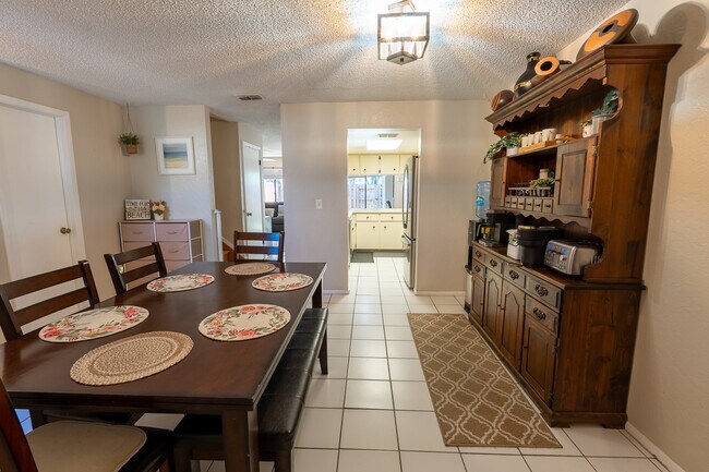 Foto del edificio - 8712 Bay Ct