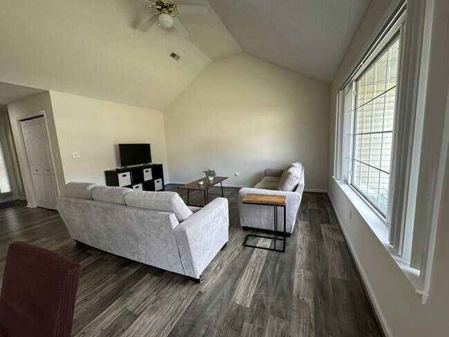 Foto del edificio - 803 Ames Dr