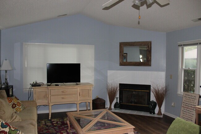 Foto del edificio - 296 River Reach Dr