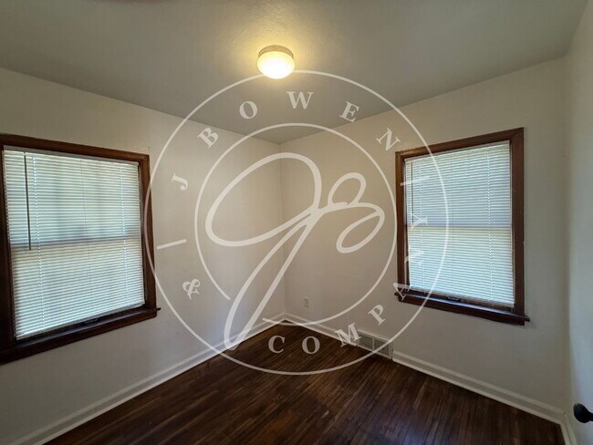 Foto del edificio - "Charming 3-4 Bed home with Hardwood floors close to the University Of Toledo