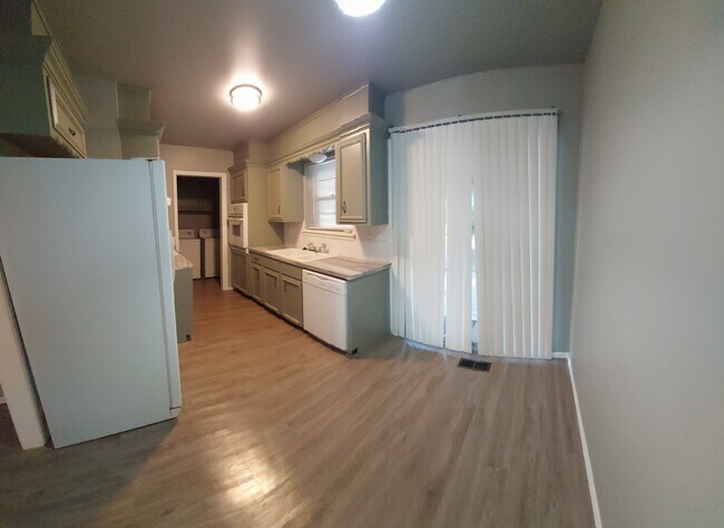 Eat-in kitchen - 5822 E 35th St