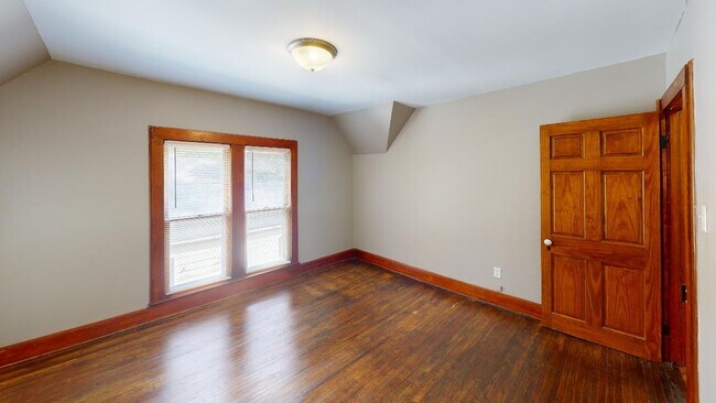 Building Photo - 423 W 9th St