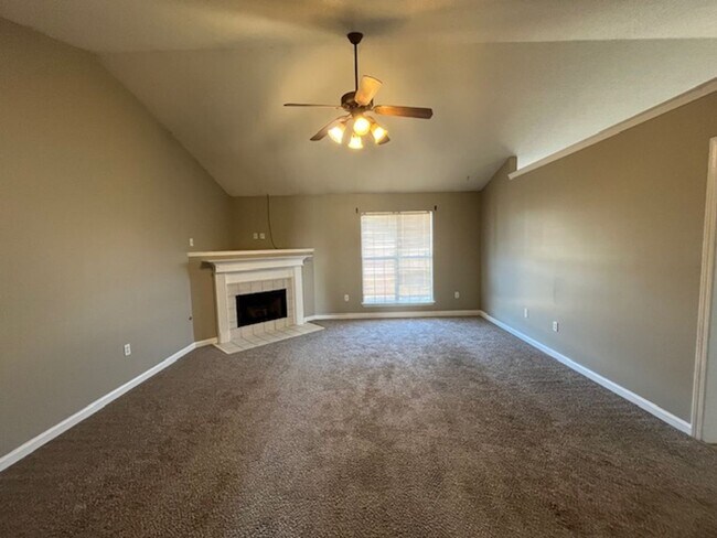 Building Photo - Renovated 3 Bedroom 2 Bath Home for Rent with 2 Car Garage!