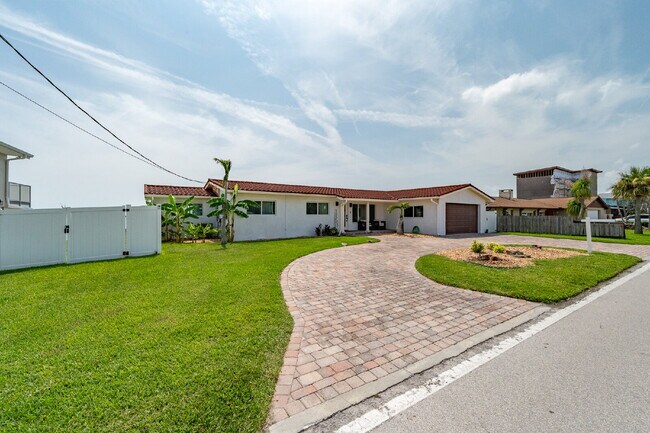 Foto del edificio - Gorgeous Riverfront 3/2 with dock and boat lift!!