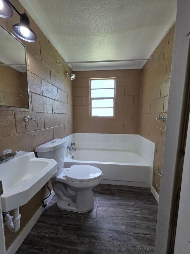 Foto del edificio - 2 Bedroom 1 Bath Brick Unit