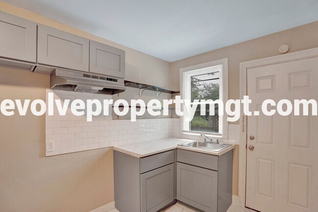 Foto del edificio - NEWLY RENOVATED HOME!