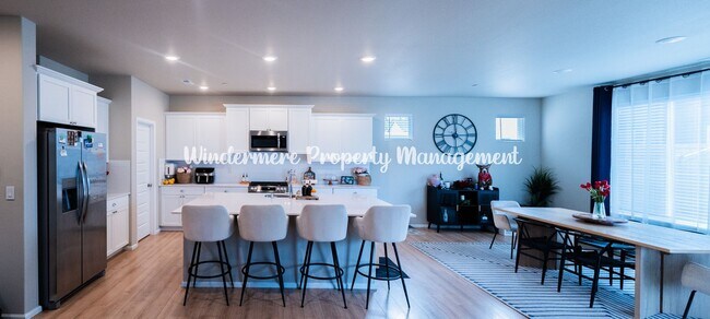 Building Photo - Stunning Soundview Estates 5 bedroom home