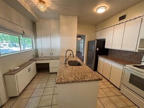 Building Photo - 600 Monticello Dr