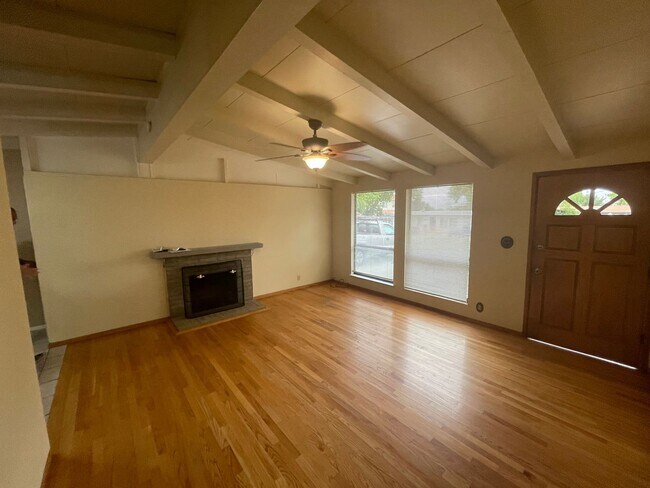Foto del edificio - $3,590 / 3 BR - 1509 SF - VERY NICE MISSIO...